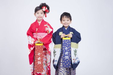 Geleneksel Japon kostümlü iki çocuk. 
