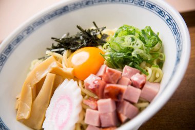 Japon erişteleri beyaz kasede servis edilir.