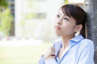 Yaz parkında güzel bir Asyalı kadının portresi