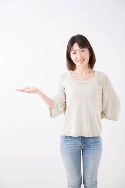 Avuç içiyle bir şey sunan genç bir kadın. izole