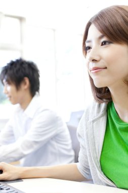 Üniversitede neşeli genç Japon öğrenciler