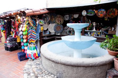 Çeşmeli renkli pazar tezgahları