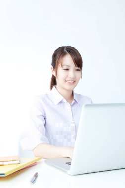 Dizüstü bilgisayarla çalışan bir kadın, stüdyo fotoğrafı. 