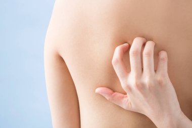 Sırt ağrısı çeken bir kadın, kesilmiş bir fotoğraf.