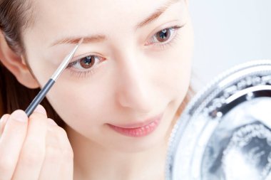 kaş pudrası süren bir kadın. 