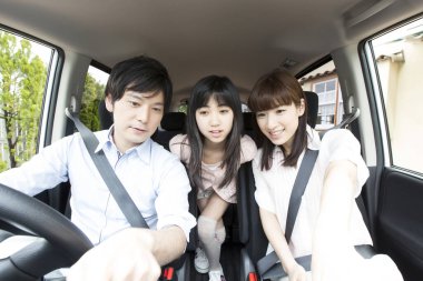 Genç Asyalı aile arabada.