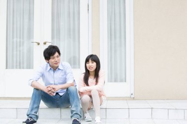 katta oturan genç bir çift