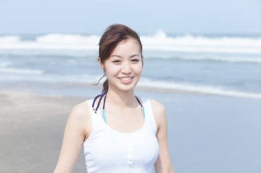 Güzel Asyalı kadın sahilde tatilinin tadını çıkarıyor.