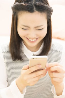 Akıllı telefon kullanan Asyalı kadın.