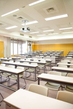 Sandalyeli boş okul sıralarının içi 