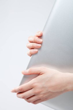 tablet bilgisayar tutan kadın