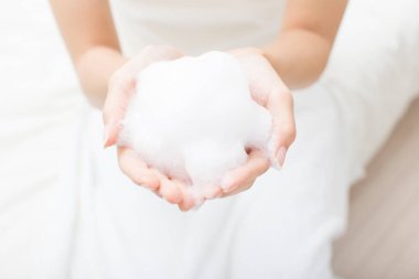 Kadınlar tuvalette ellerini sabunla yıkıyor. 