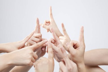 Eller beyaz arka planda parmaklar havada