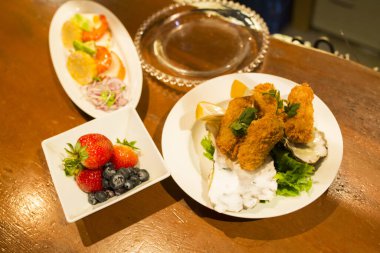 Lokantada lezzetli yemekler.