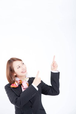 Beyaz arka planda beliren Asyalı kadın 