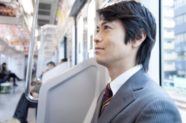 Genç Japon işadamı toplu taşıma kullanıyor