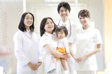 Hastanedeki çocuklu doktorlar.