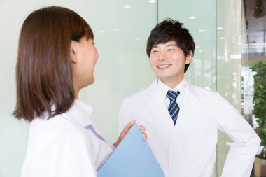 Genç Asyalı doktor ve hemşire