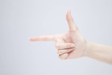 Beyaz arka planda el hareketi yapan kadınların yakın çekimi. 