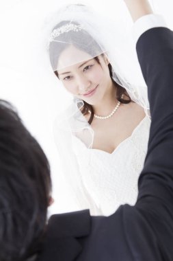 Asyalı gelin ve damat, stüdyo çekimi. 