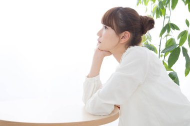 Masada oturan Asyalı kadın. 