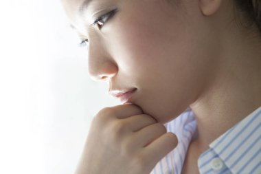 stüdyoda düşünme genç Asyalı kadın