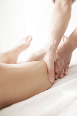 Bacak masajı yaptıran kadının yakın görüntüsü.
