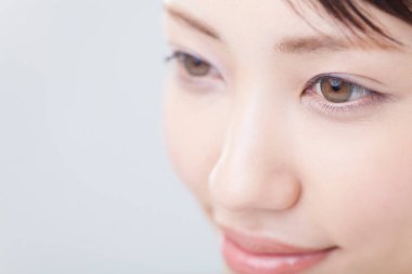 Mükemmel ciltli güzel bir Asyalı kadın. Yaklaş. Yüz bakımı ve kozmetoloji, güzellik ve kaplıca konsepti, kadın güzelliği