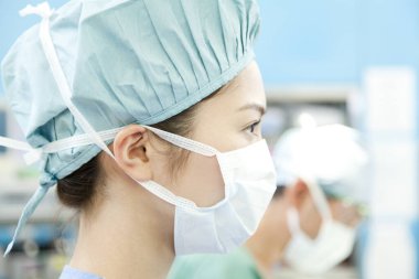 Ameliyathanedeki kadın cerrahın portresi.