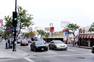Caddedeki şehir trafiğinin manzarası