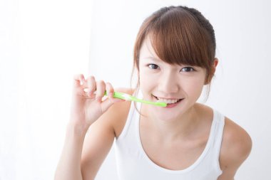 Dişlerini fırçalayan genç bir kadın