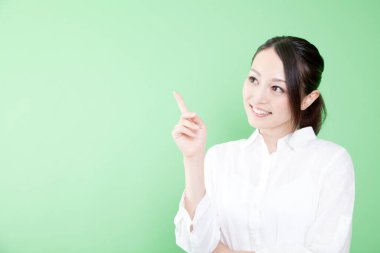 bir şeye işaret eden genç bir kadın