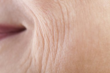 Son sınıf öğrencisinin yüzünü kapatın. 