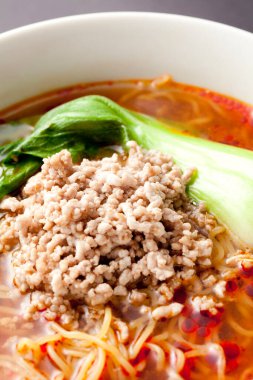 Baharatlı şehriye çorbası, kıyma ve yeşillik.