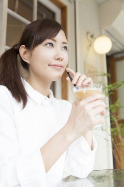 Kafede kahve içen kadın 