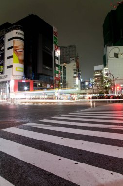 Tokyo, Japonya 'nın Shibuya bölgesinde. Shibuya Geçidi dünyadaki en yoğun yaya geçitlerinden biridir.
