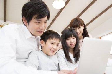 Tablet kullanan dört kişilik mutlu bir aile 