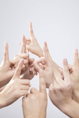 Eller beyaz arka planda parmaklar havada