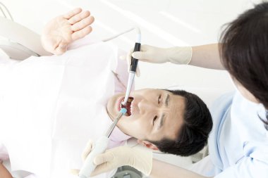 Diş hekiminde dişçi ve hasta 