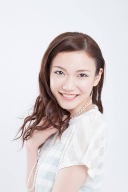 Genç asyalı kız beyaz arka plan üzerinde poz