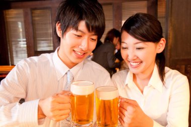 Barda bira içen genç çift. 