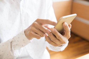 Akıllı telefon kullanarak Man Hands 'i kapat 