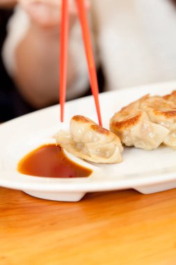 Beyaz tabakta Çin yemeği köftesi.