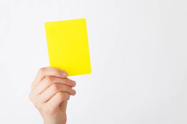 Sarı kart tutan kadın. 