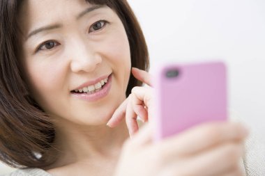 Asyalı genç kadın alarak selfie