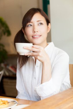 Sabahları kahve içen kadın.