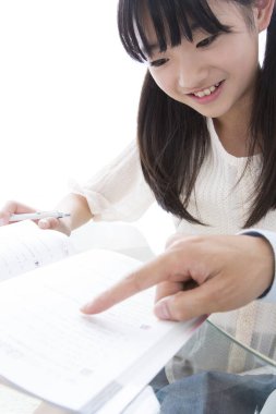 Asyalı kız babasıyla çalışıyor.