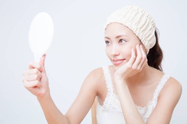 Beyaz arka plan üzerinde güzel genç Asyalı kadın portresi