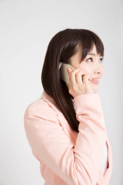 Asyalı kadın cep telefonunuzun konuşma