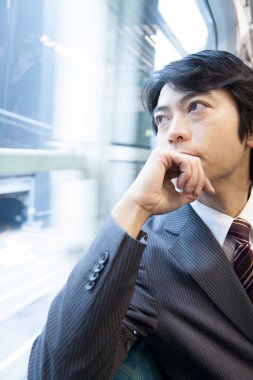 Genç Japon işadamı toplu taşıma kullanıyor